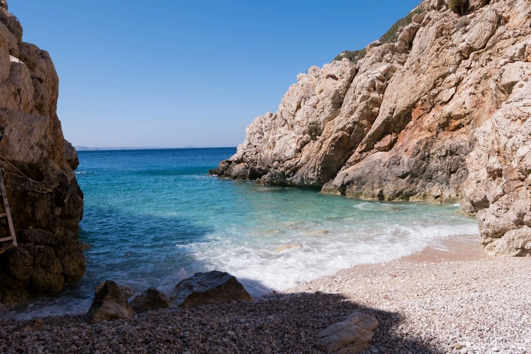 Ενδεικτική εικόνα βραχώδους αιγαιοπελαγίτικης ακτής για τον οδηγό Αγιασμάτων