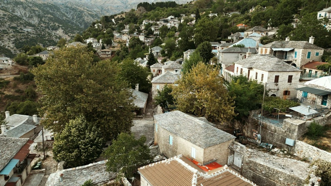 Ενδεικτική εικόνα πέτρινου ορεινού οικισμού για τον οδηγό Αναβάτου