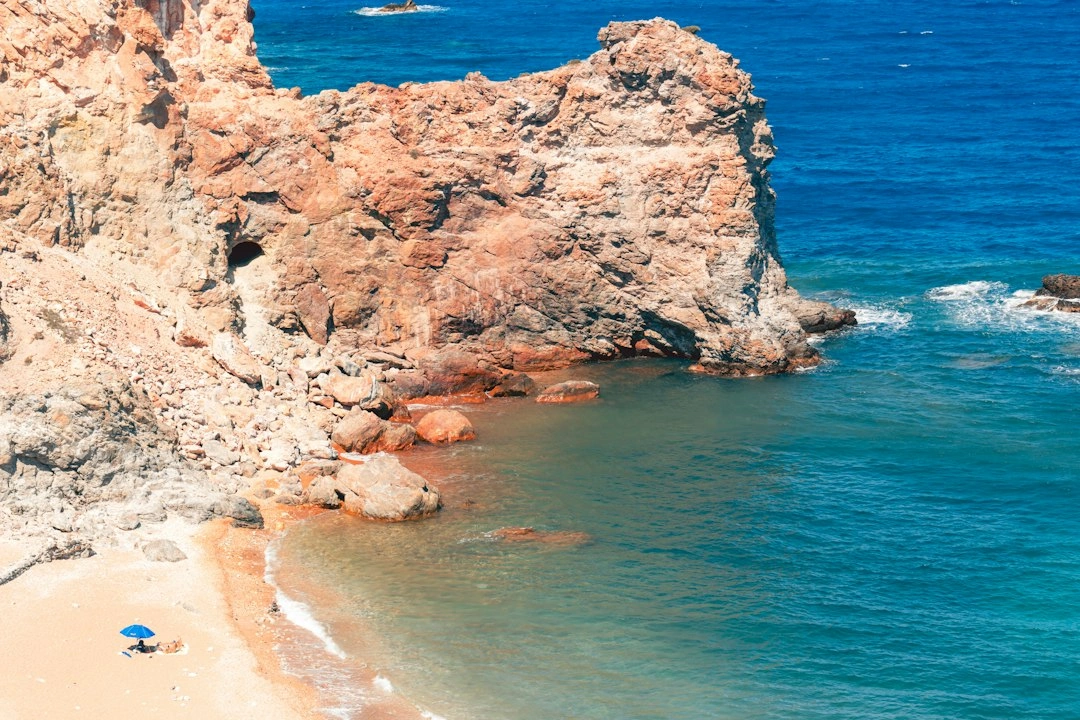 Ενδεικτική εικόνα αιγαιοπελαγίτικης ακτής για τον οδηγό Βολισσού