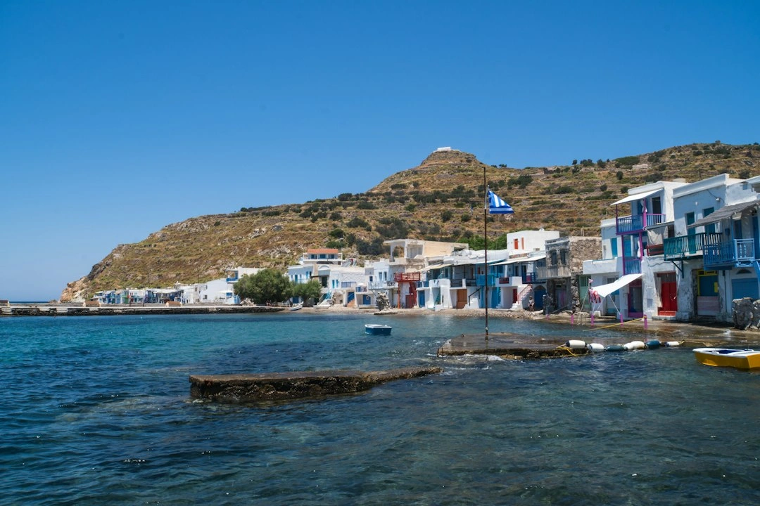 Ενδεικτική εικόνα παραθαλάσσιου ελληνικού οικισμού για τον οδηγό Βροντάδου