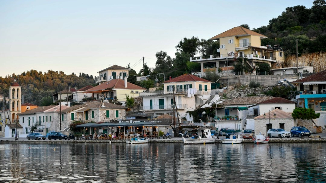 Ενδεικτική εικόνα ελληνικού παραθαλάσσιου χωριού για τον οδηγό Καρδαμύλων