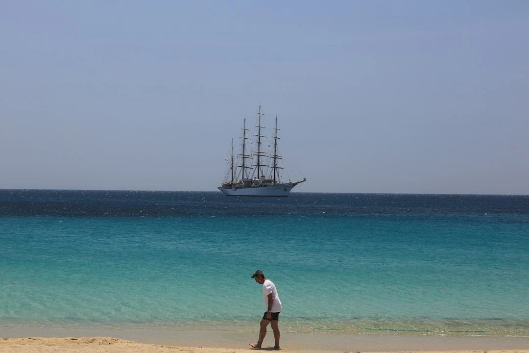 Ενδεικτική εικόνα αμμώδους παραλίας του Αιγαίου για τον οδηγό Καρφά