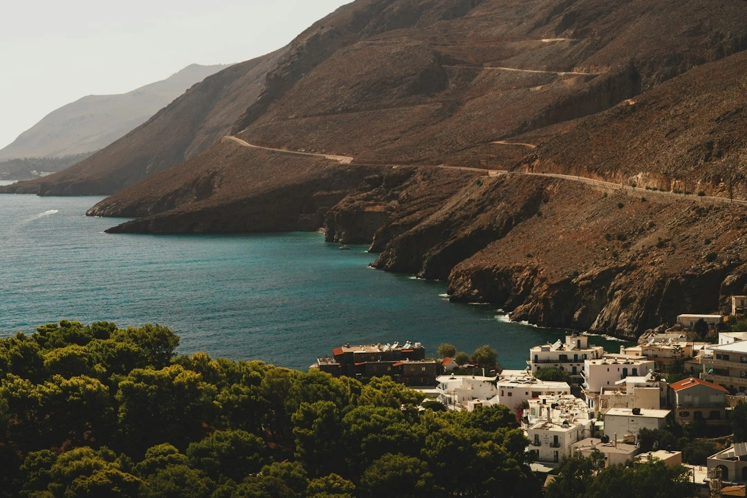 Ενδεικτική εικόνα ελληνικού παραθαλάσσιου τοπίου για τον οδηγό Καταρράκτη Χίου