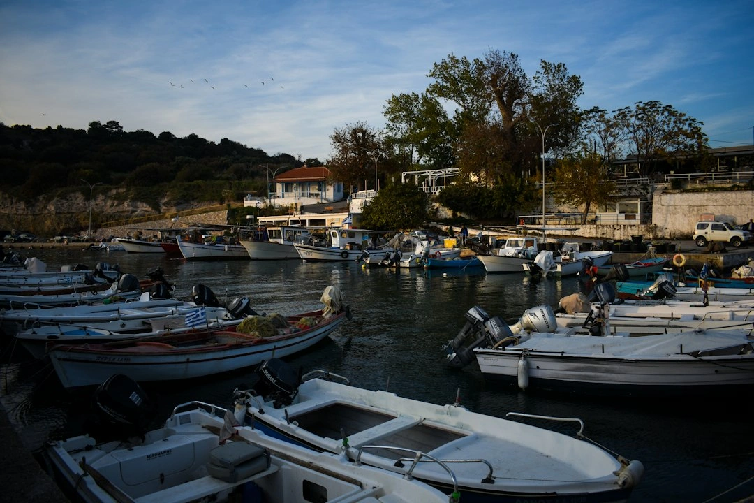 Ενδεικτική εικόνα ελληνικού ψαρολίμανου για τον οδηγό Λαγκάδας