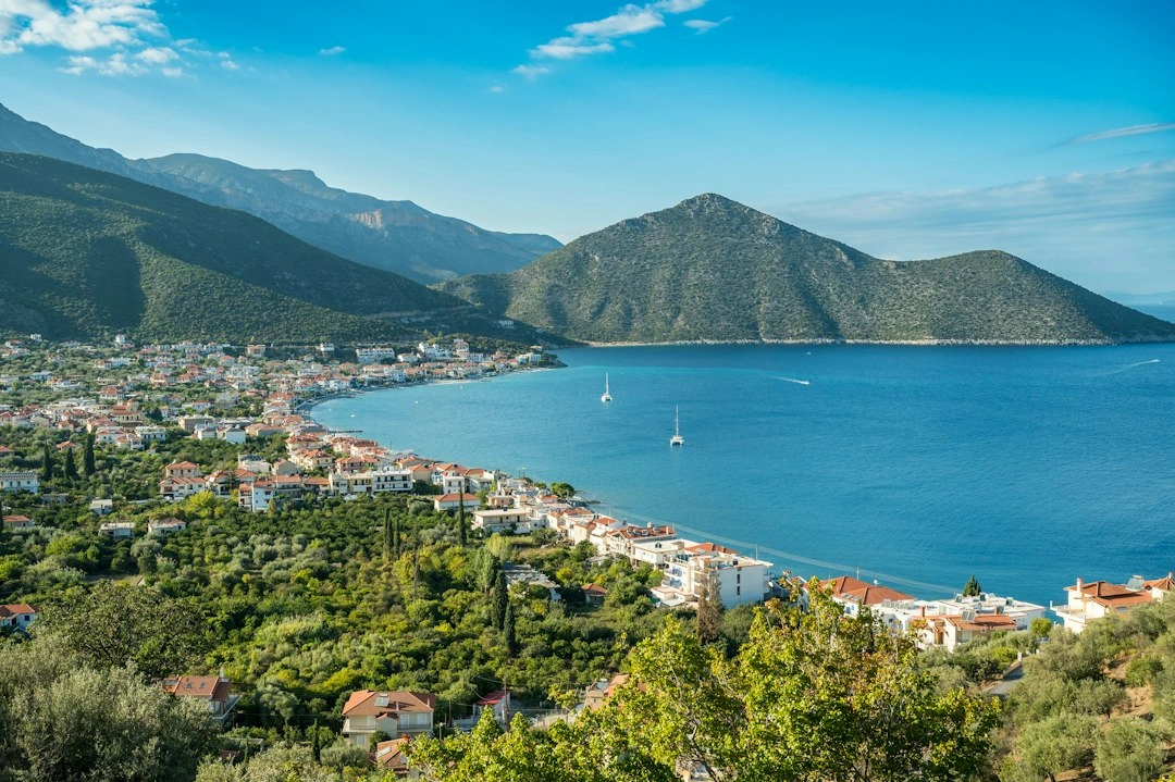 Ενδεικτική εικόνα ελληνικού νησιωτικού λιμανιού για τον οδηγό Οινουσσών και Ψαρών